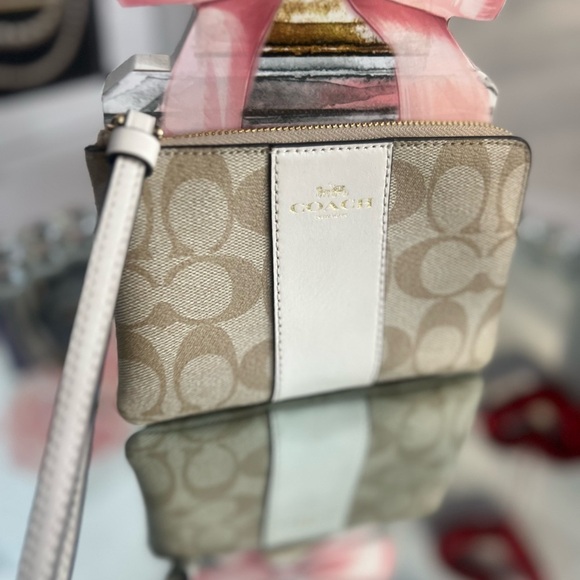 Coach signature. Beige and  white leather zip round wristlet - Picture 4 of 11